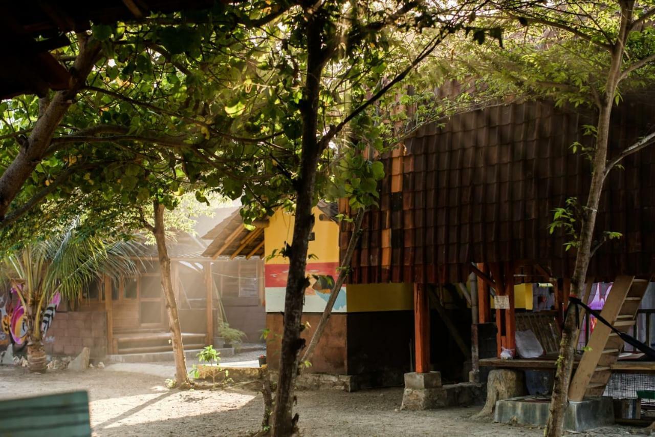 Harry'S Ocean House Watukarung Homestay Kalak Exteriör bild