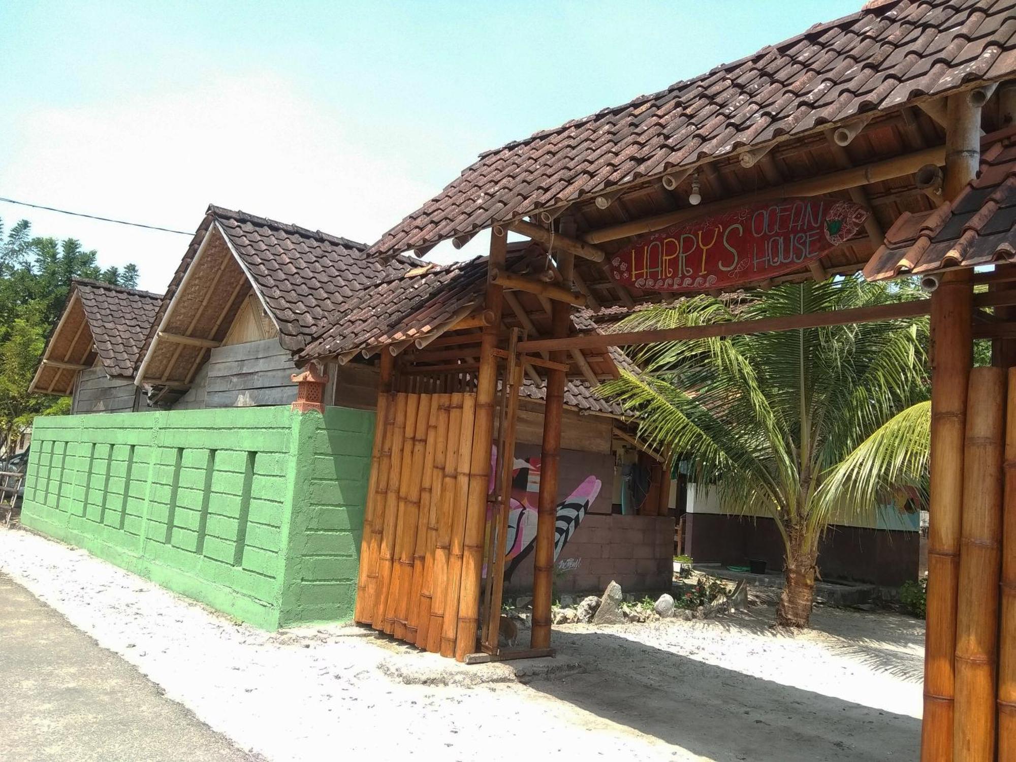 Harry'S Ocean House Watukarung Homestay Kalak Exteriör bild