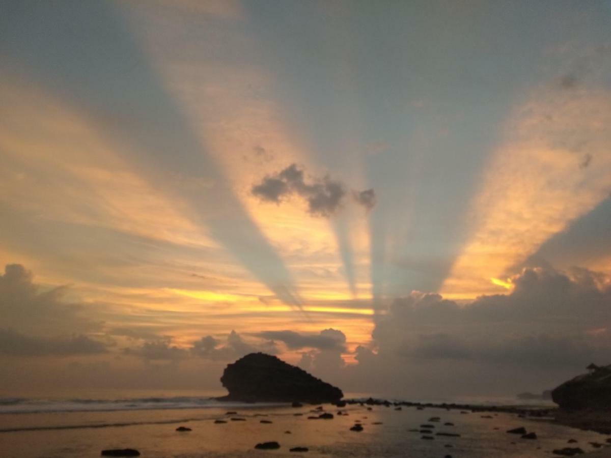 Harry'S Ocean House Watukarung Homestay Kalak Exteriör bild