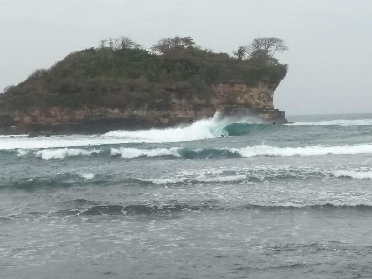 Harry'S Ocean House Watukarung Homestay Kalak Exteriör bild